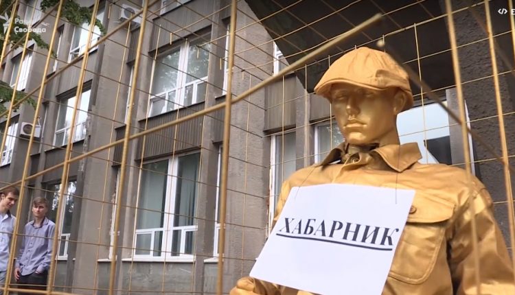 В Киеве установили памятник взяточнику