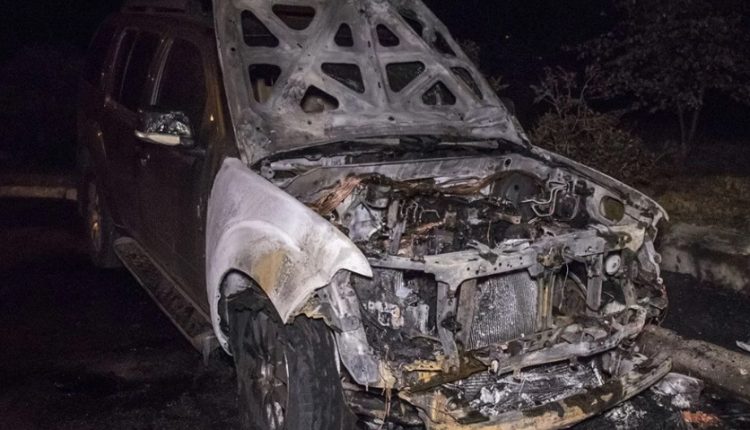 В Киеве ночью сожгли внедорожник