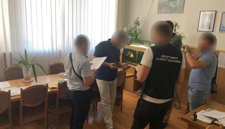 Проректора университета задержали за вымогательство 310 тысяч гривен