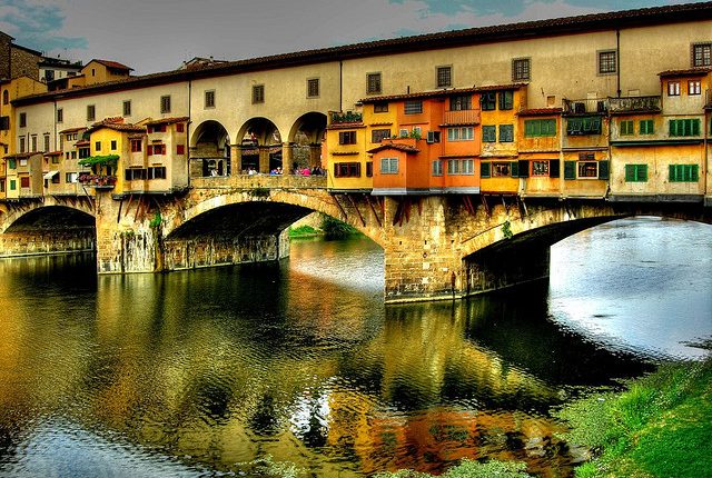 Во Флоренции пара “попала” на €3 тысячи штрафа за надпись на мосту