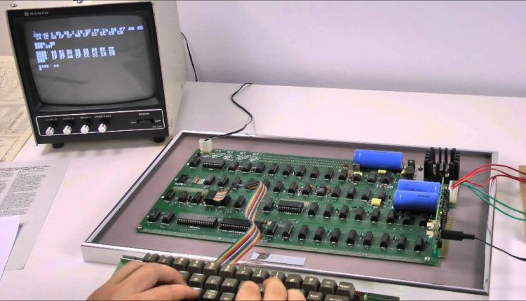 Выставили на продажу компьютер, собранный Джобсом и Возняком в 1976 году