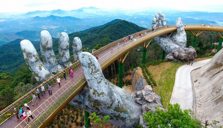 Во Вьетнаме построили уникальный Золотой мост