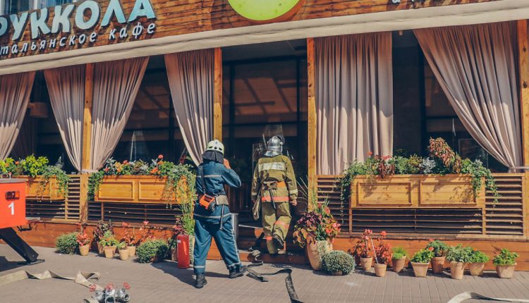 В центре Киева загорелся ресторан, наполненный людьми