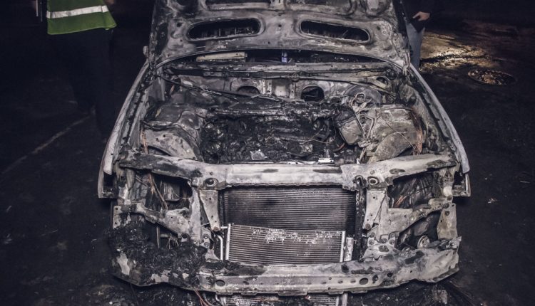 В Киеве ночью коктейлем Молотова подожгли люксовое авто