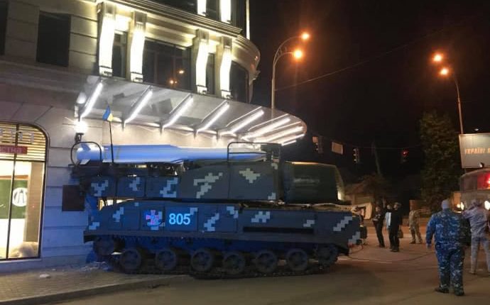 Минобороны выясняет, как военная техника протаранила бизнес-центр в Киеве