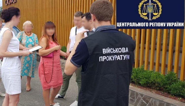 В Киеве на взятке в 3400 долларов задержали инспектора таможни