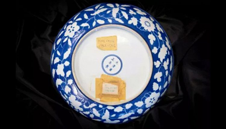 В Англии старая фарфоровая тарелка оказалась редкой находкой