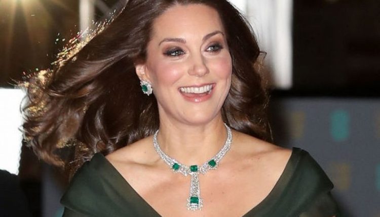 Членам монаршей семьи Британии запрещено днем носить бриллианты