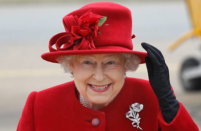 У британской королевы есть искусственная рука-автомат для приветствия публики