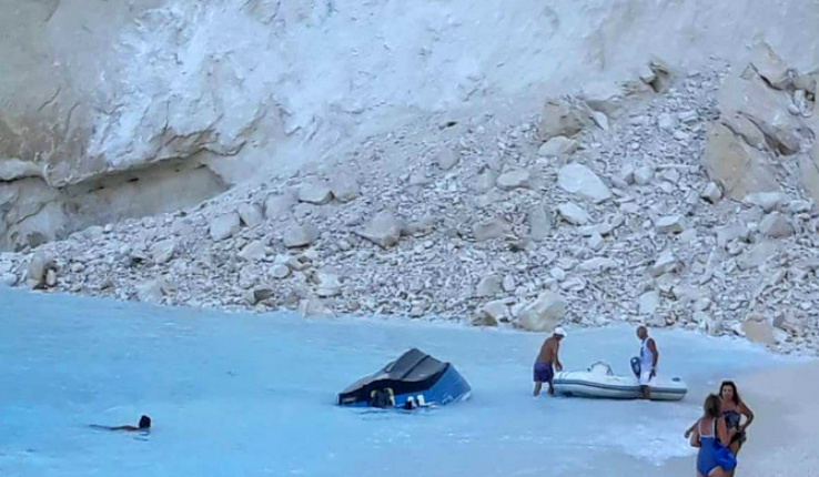 На греческом курорте на пляж рухнула часть скалы