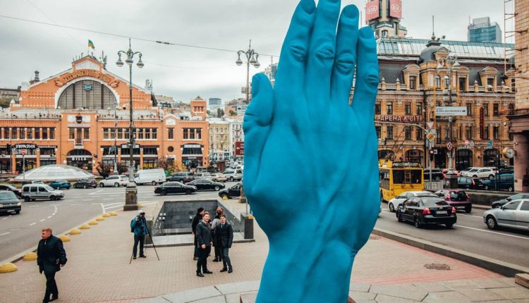 В Киеве на месте павшего Ленина появилась огромная синяя рука