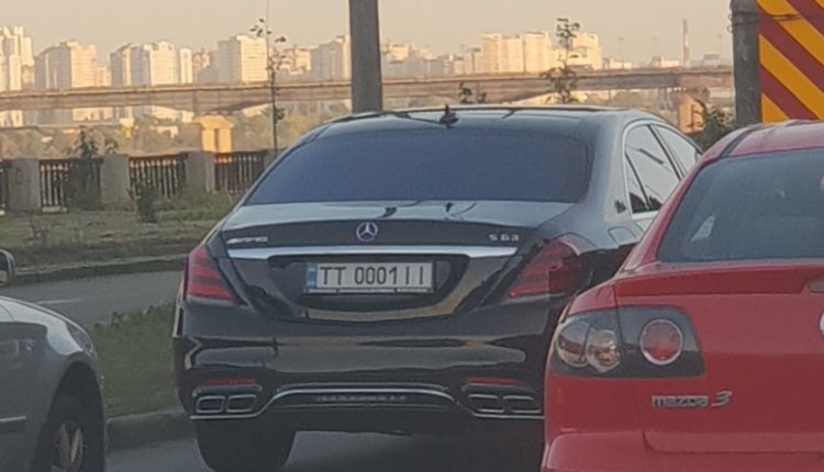 В Киеве появился Mercedes AMG с элитным номером из резерва МВД