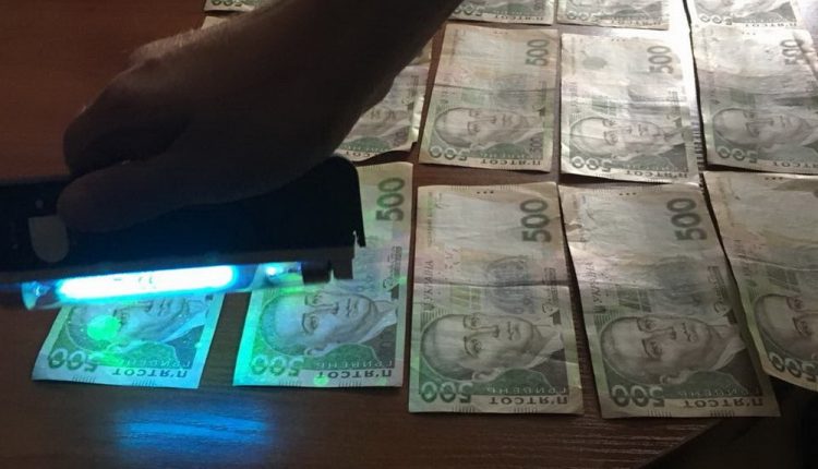 Инспектора ГСЧС задержали при получении взятки в 15 тысяч гривен