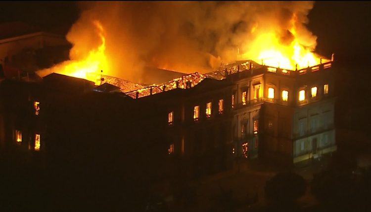 В Бразилии сгорел музей с бесценными экспонатами