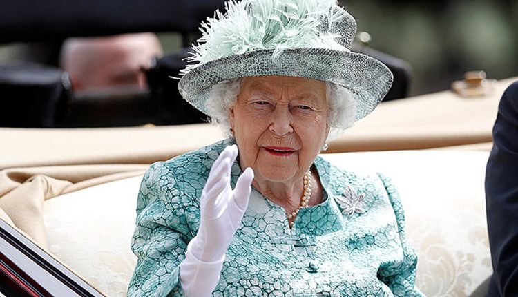 Королева Британии рассказала о худшем годе своего правления