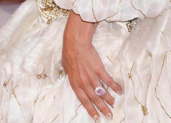 Кольцо леди Гаги в честь помолвки оценивают в миллион долларов