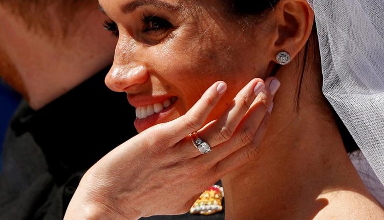Букингемский дворец продает копии обручального кольца Меган Маркл