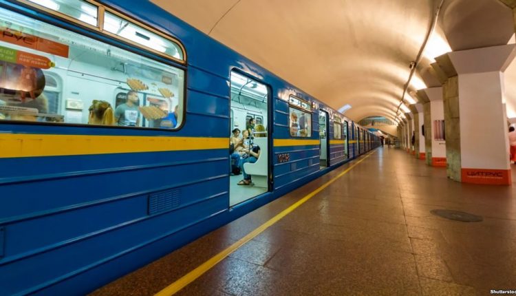 В столичном метро возобновили движение поездов на синей ветке