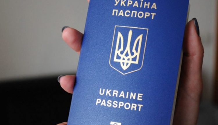 В Украине разрешили менять старые паспорта на ID-карты