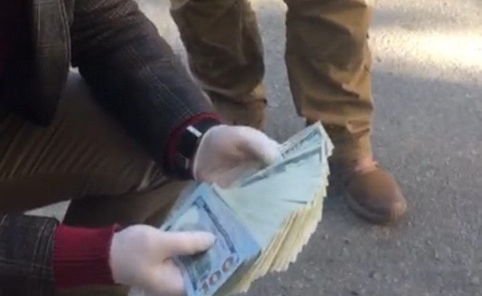 В Днепре задержали адвоката, предлагавшего $20 тысяч сотруднику спецслужбы