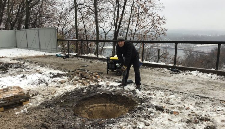 На Владимирской горке в Киеве начались археологические раскопки