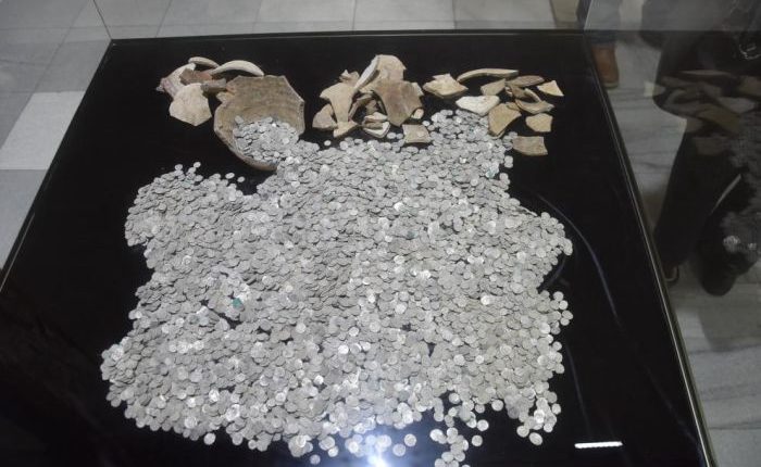 В Болгарии заключенные откопали 8 кг серебряных монет