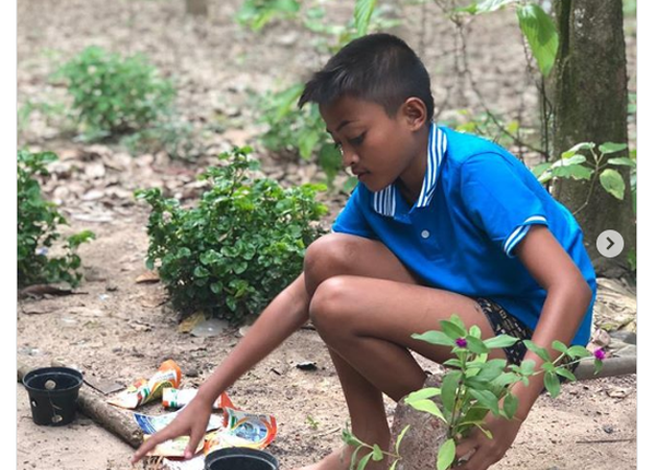 Мальчик из Таиланда заработал на дом тем, что изображает из себя девочку