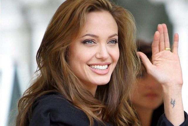 Анджелина Джоли станет радиоведущей на BBC Radio