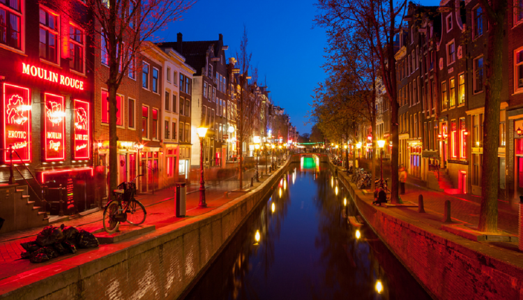 В Амстердаме хотят перенести “квартал Красных фонарей”