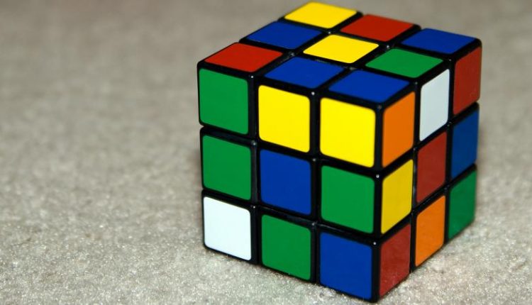 Китайский подросток собрал одновременно три кубика Рубика, причем один – ногами