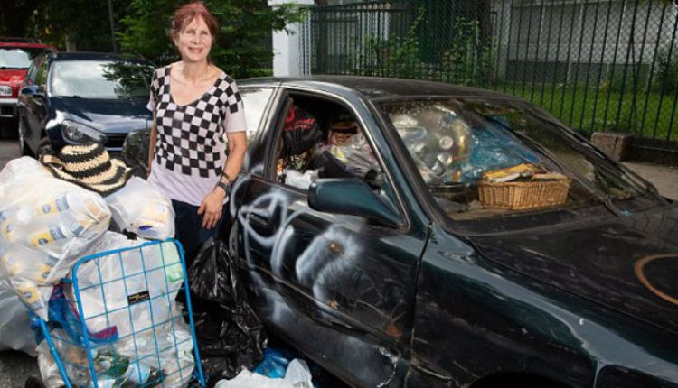 Эксцентричная миллионерша собирает мусор на улицах Нью-Йорка