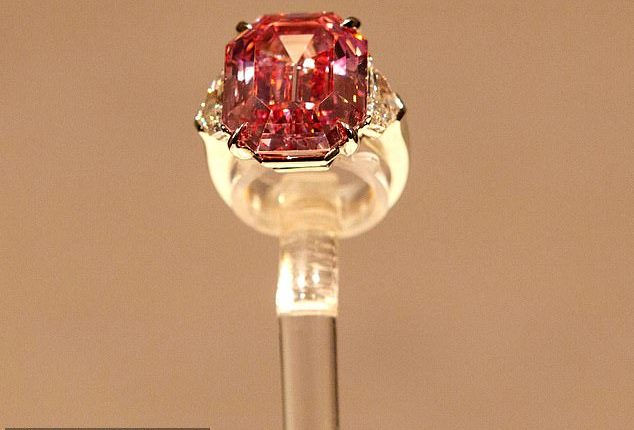 На аукцион в Женеве выставили редчайший розовый бриллиант