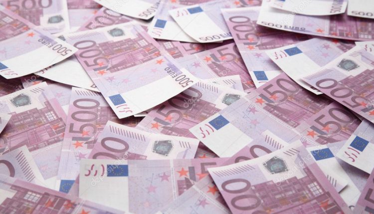 Мужчина нашел в купленном шкафу 95 тысяч евро и вернул деньги бывшему владельцу