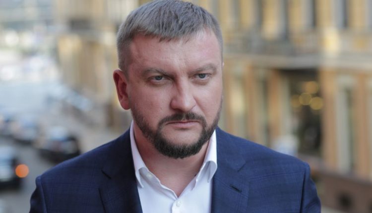 Стала известна зарплата министра юстиции Петренко и его заместителей