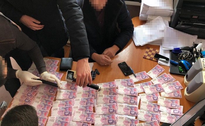 СБУ задержала госисполнителя при получении взятки в 13 тысяч