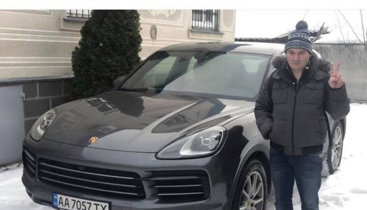 Столичный чиновник похвастался записанным на брата Porsche Cayenne стоимостью 2,6 млн