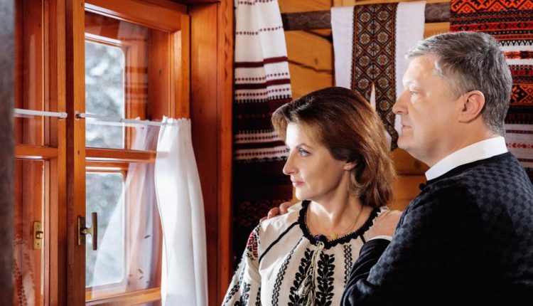 В День влюбленных Порошенко и Гройсман поделились фото с романтичными подписями