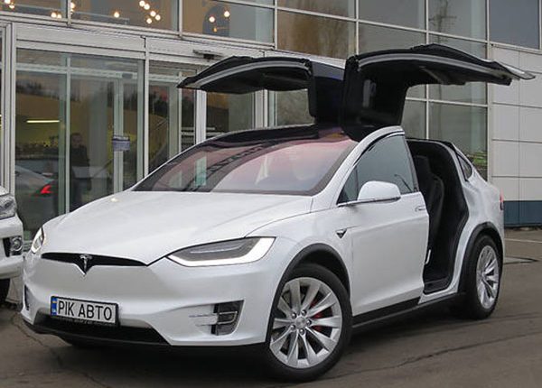 Косюк завез в Украину четыре из 10 самых дорогих электромобилей Tesla