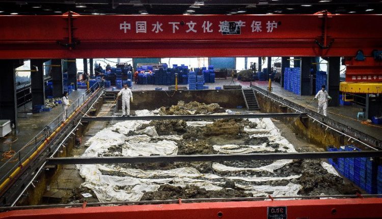 На затонувшем торговом корабле нашли 143 тысячи древних артефактов