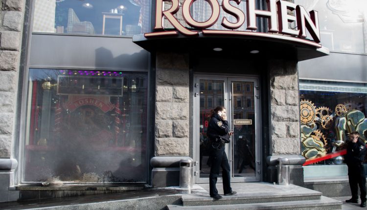 На Крещатике неизвестные бросили взрывпакет в магазин Roshen