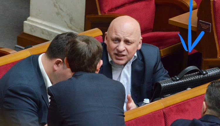 Депутат Александр Ксенжук ходит в парламент с портфелем стоимостью 2 тысячи фунтов