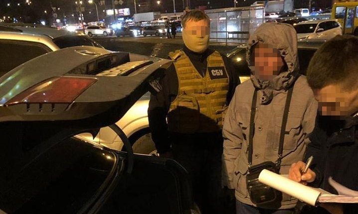 Сотрудника Киевской таможни задержали при получении взятки в 8 тысяч