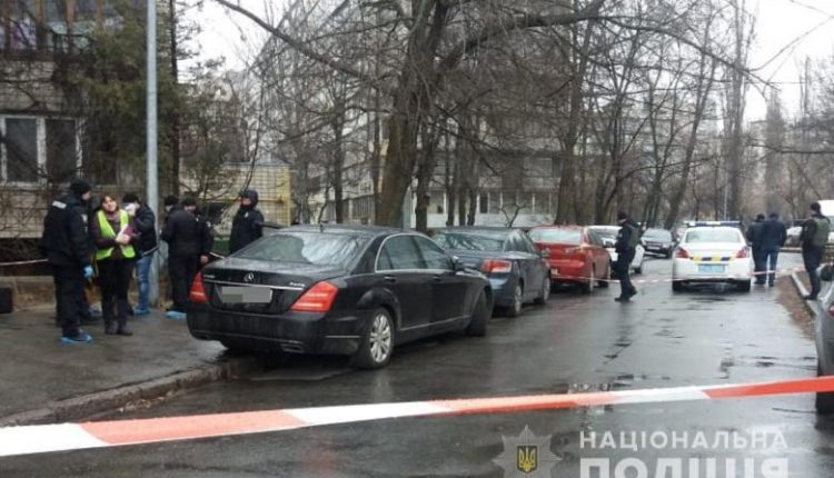 В Киеве человек в форме полицейского застрелил бизнесмена в элитном Mercedes