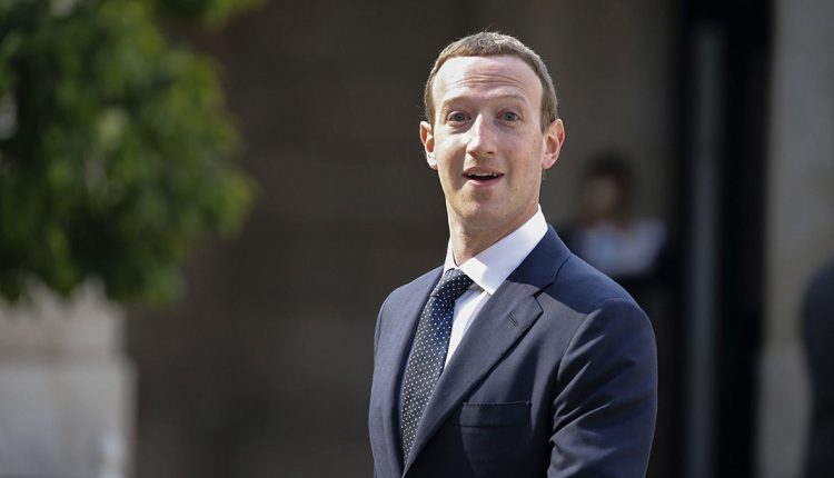 Акционеры Facebook призвали Цукерберга уйти с поста главы правления