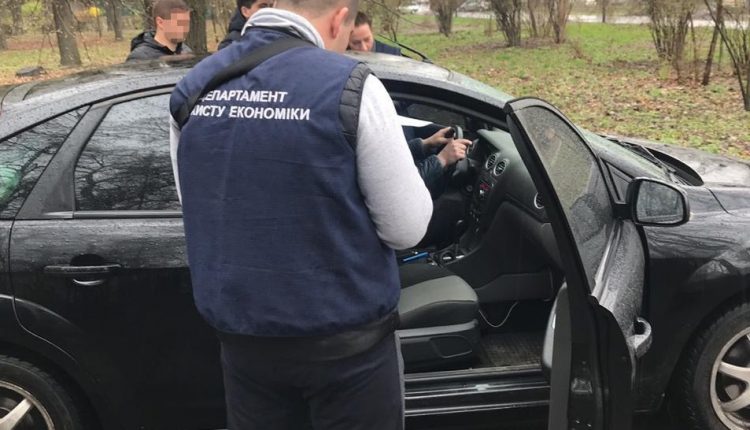 Одного из руководителей “Киевзеленстроя” задержали в парке на взятке в 40 тысяч