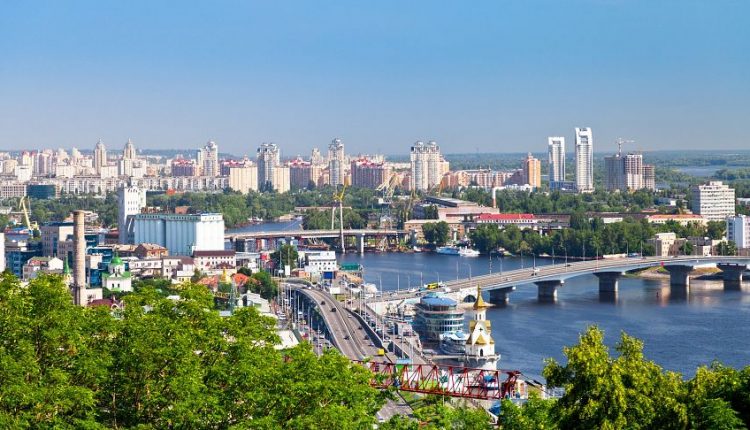Средняя зарплата в Киеве составила 14,5 тысяч гривен