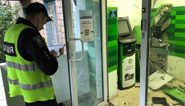 В Киеве грабители взорвали банкомат “Приватбанка”.