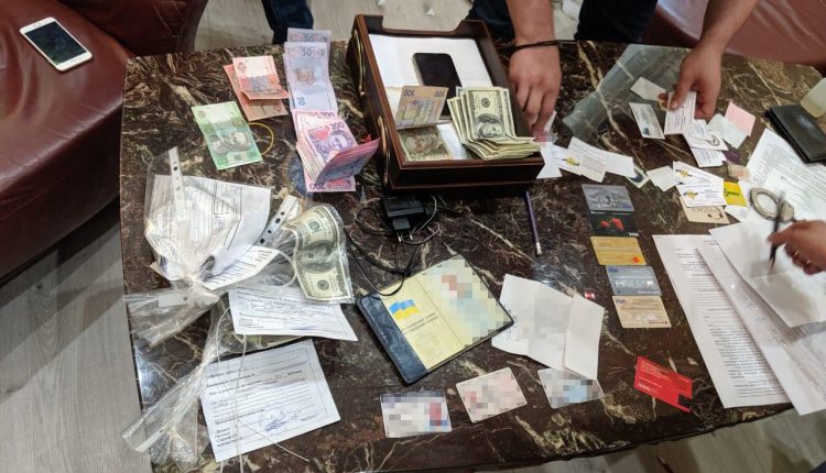 В Киеве чиновник погорел на взятке в 2 тысячи долларов