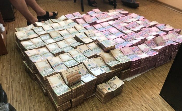 В Киеве СБУ и налоговая изъяли 50 млн у создателей “табачной схемы”