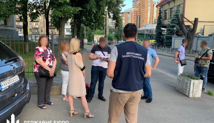 Следователи ГБР задержали в Киеве при получении взятки сотрудниц фискальной службы